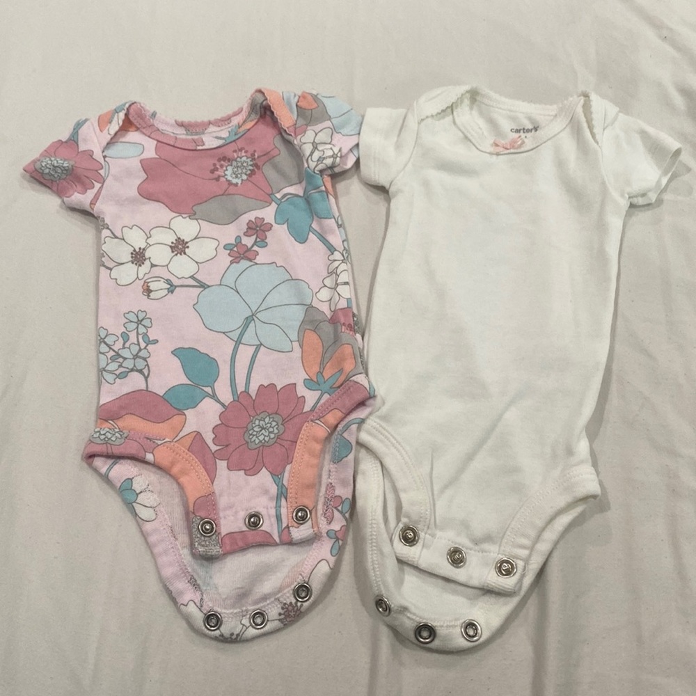 2 bodysuits Carter’s, NB Newborn, 1 color pink, 2 flower design